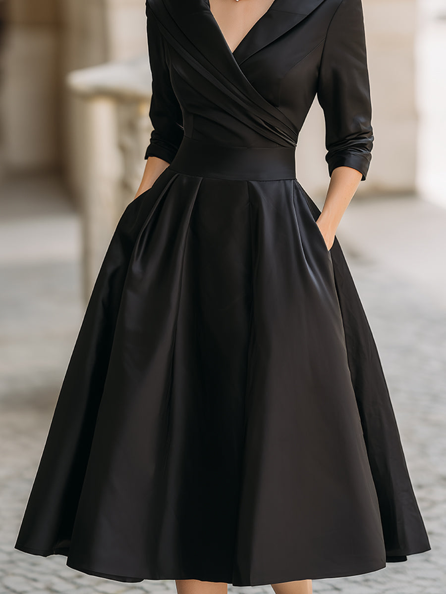 Robe midi en satin d’inspiration vintage avec col drapé