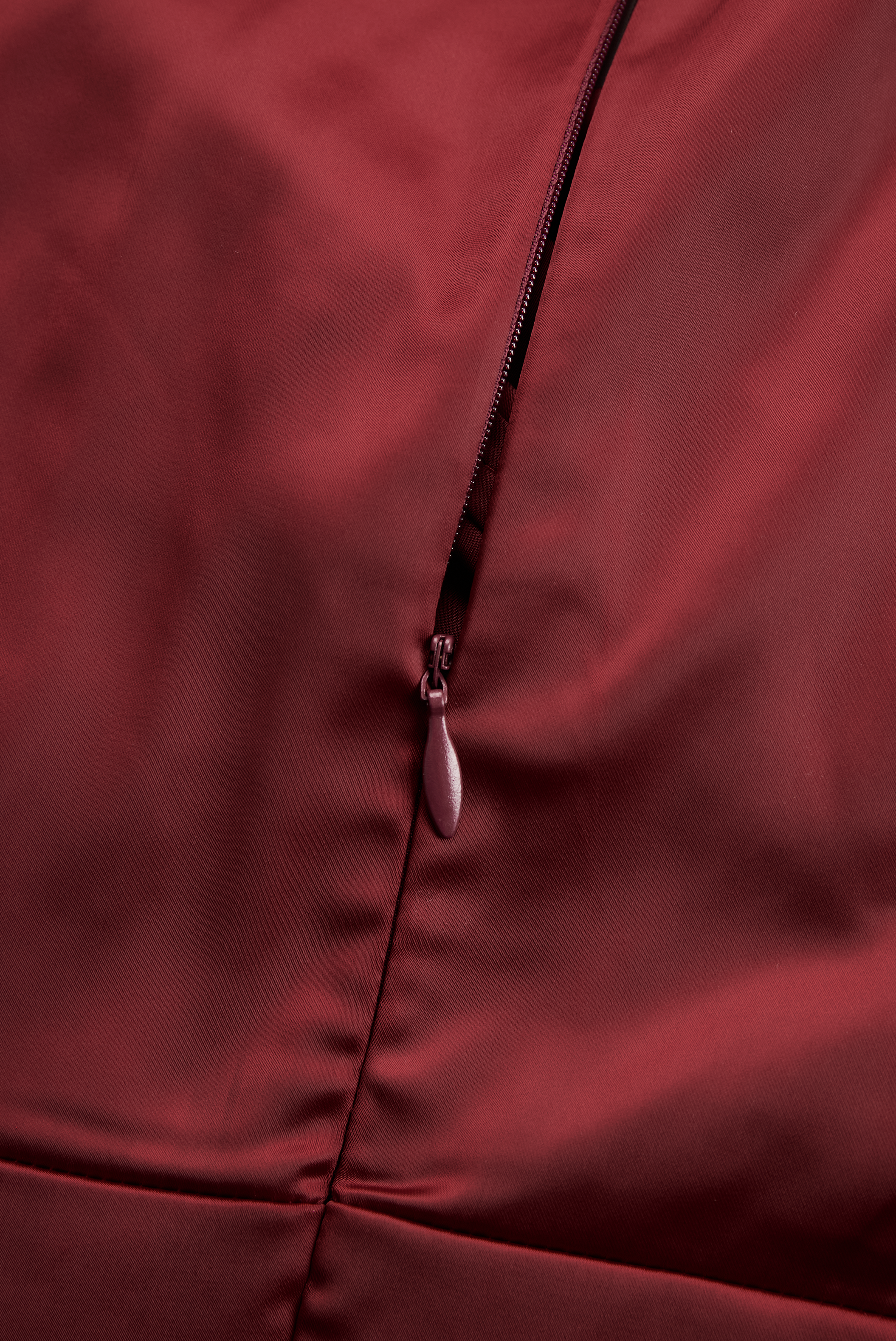 Robe midi en satin d’inspiration vintage avec col drapé