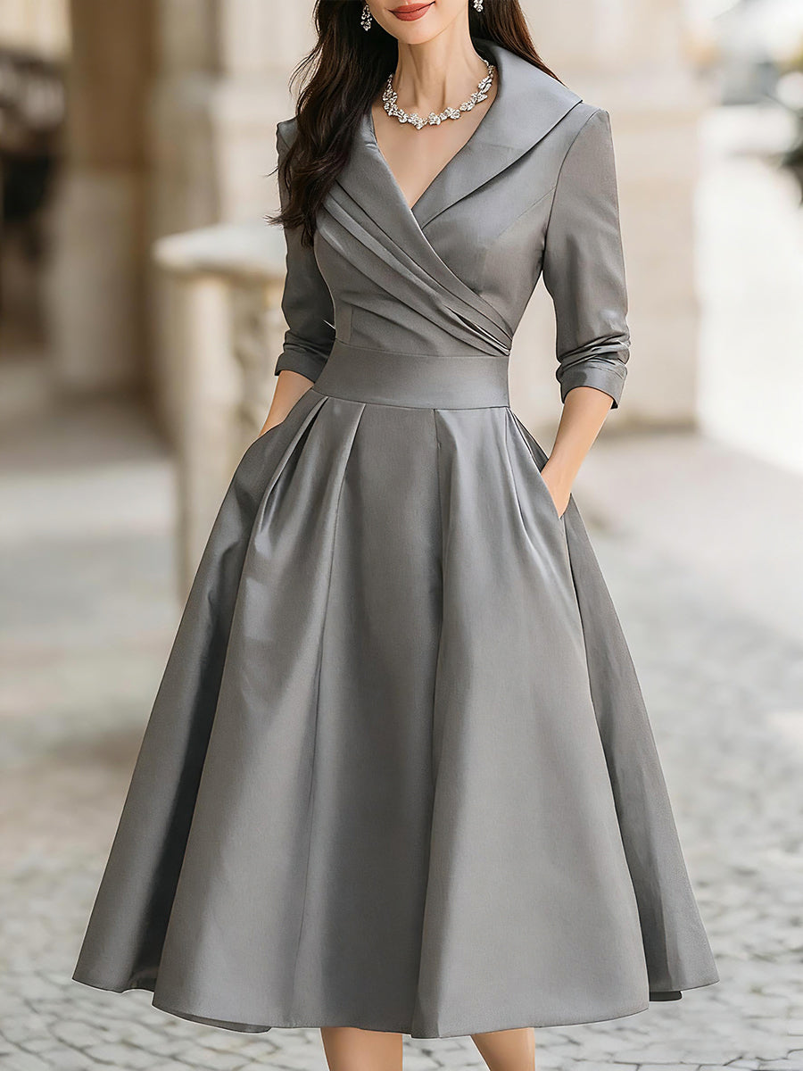 Robe midi en satin d’inspiration vintage avec col drapé