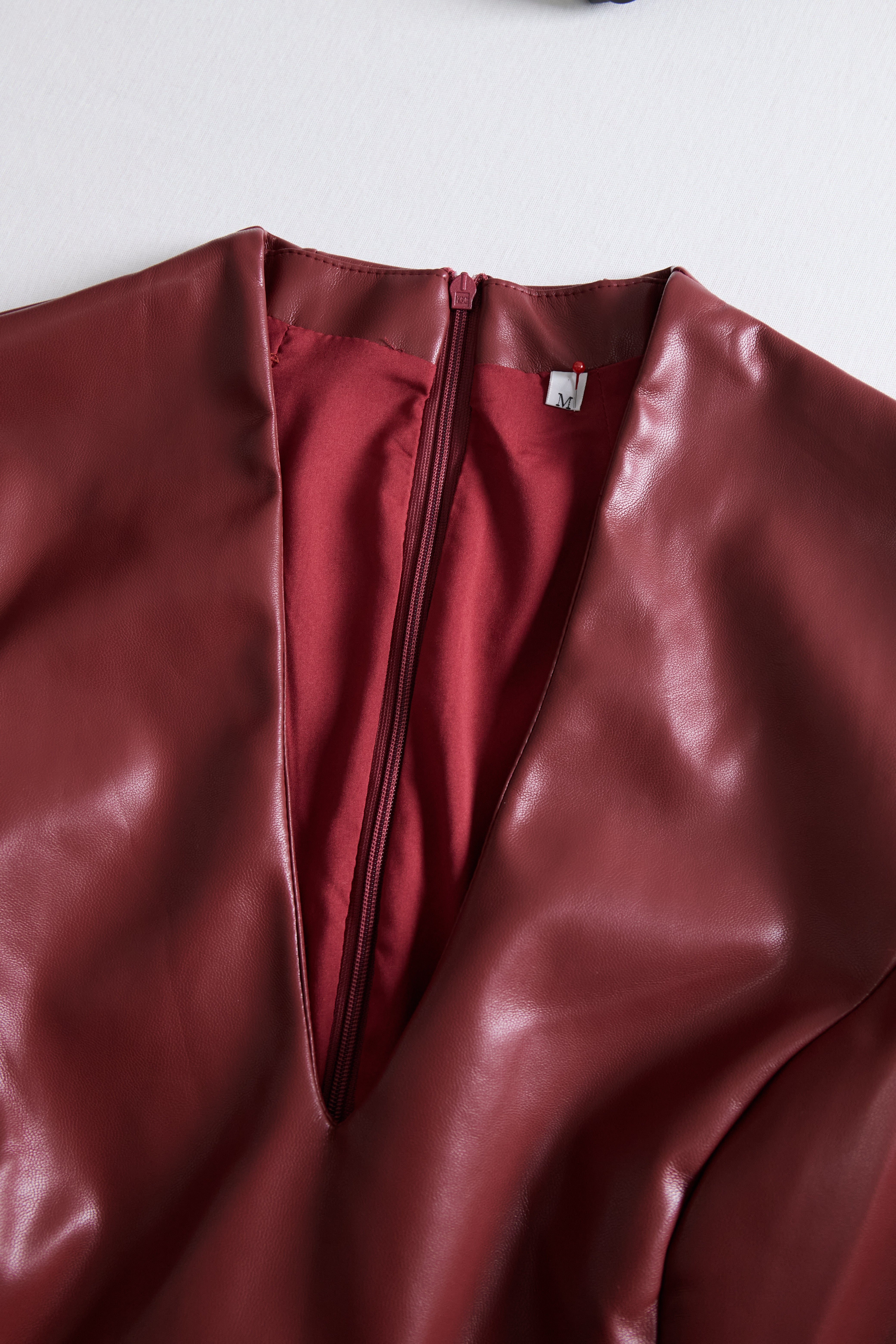 Robe moulante sophistiquée en similicuir noir