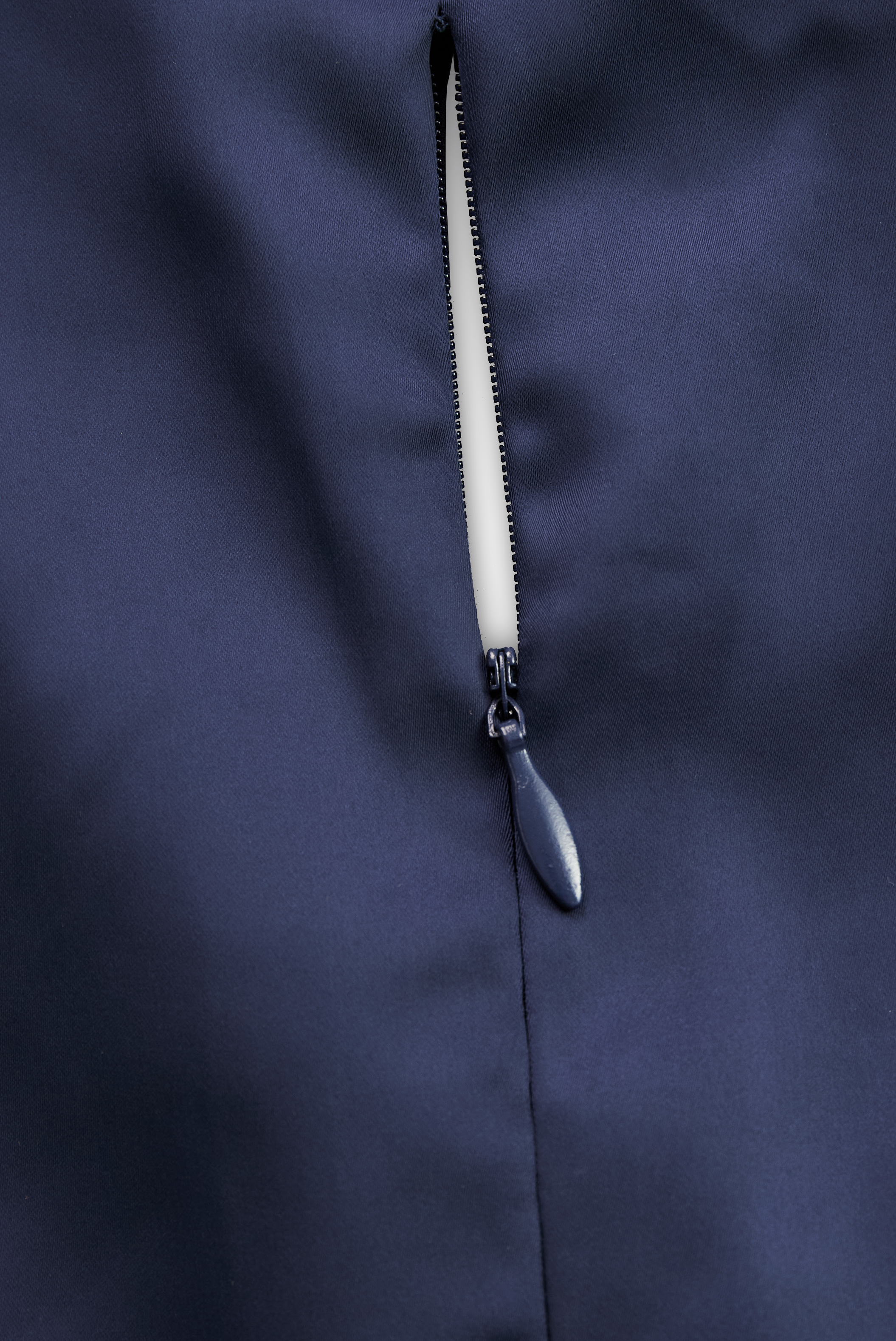 Robe midi en satin d’inspiration vintage avec col drapé