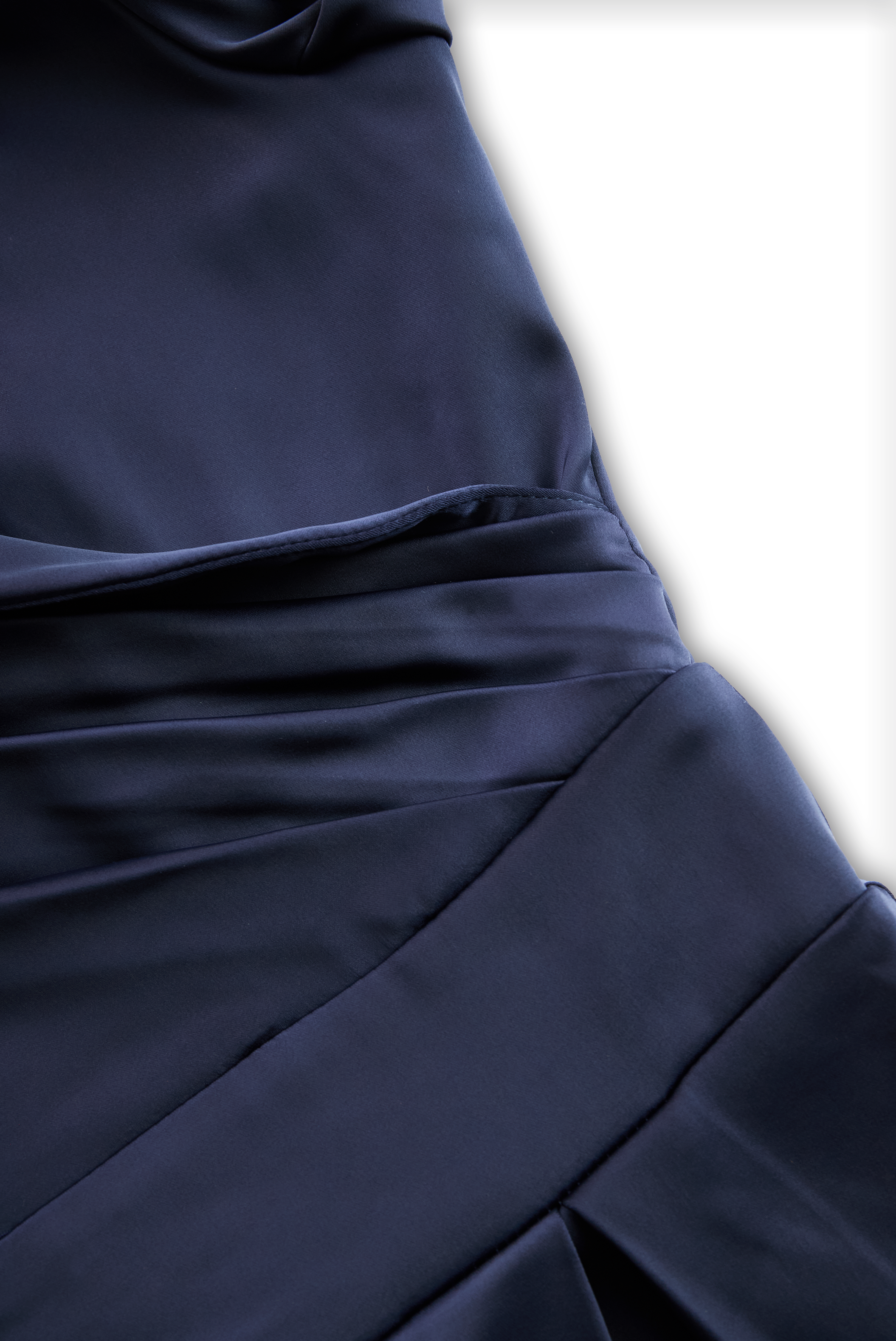 Robe midi en satin d’inspiration vintage avec col drapé