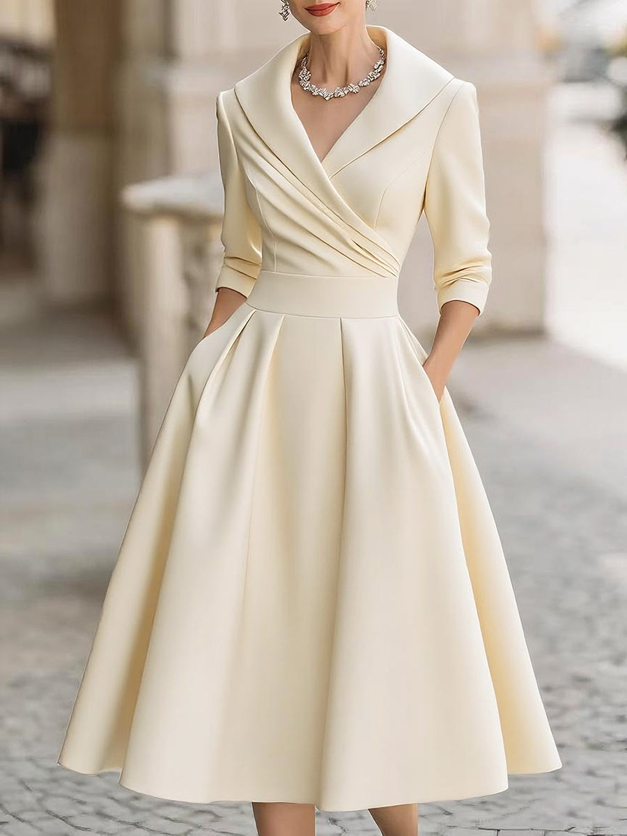Robe midi en satin d’inspiration vintage avec col drapé