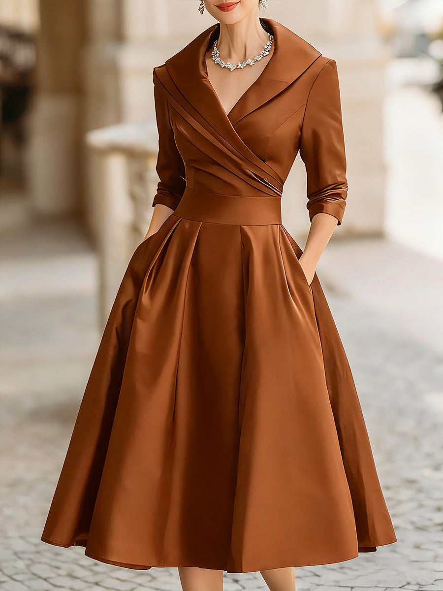 Robe midi en satin d’inspiration vintage avec col drapé