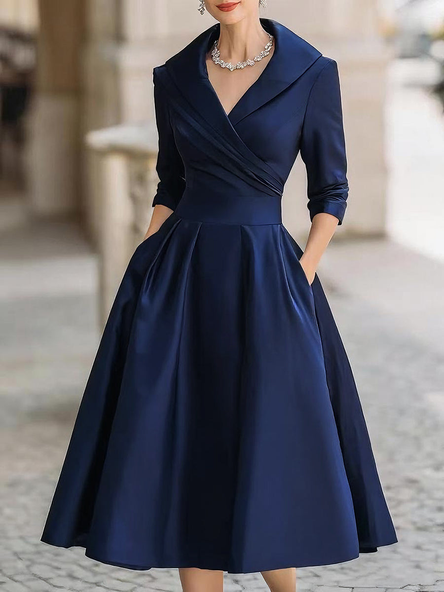 Robe midi en satin d’inspiration vintage avec col drapé