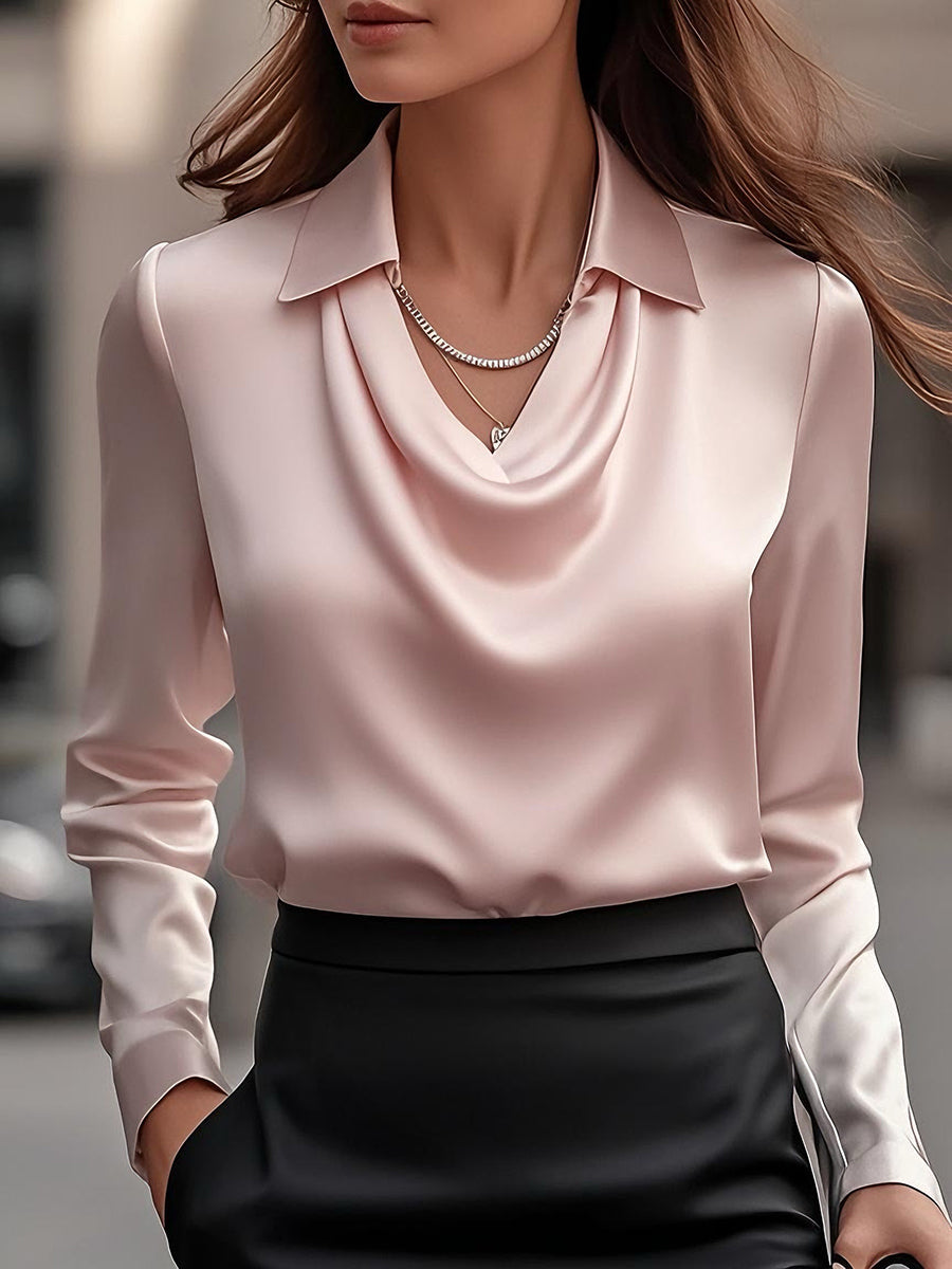 Blouse élégante en satin blanc avec encolure drapée