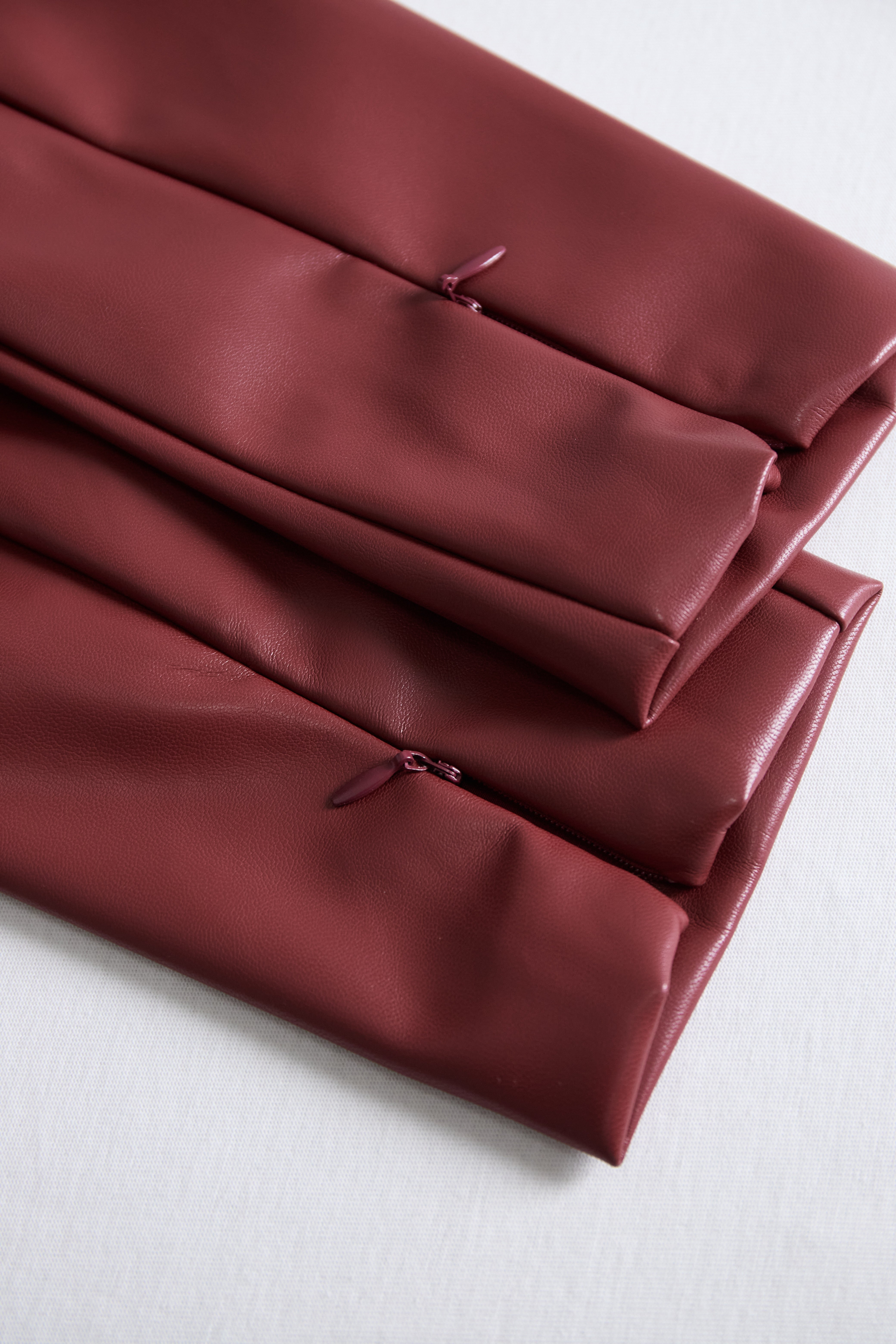 Robe moulante sophistiquée en similicuir noir