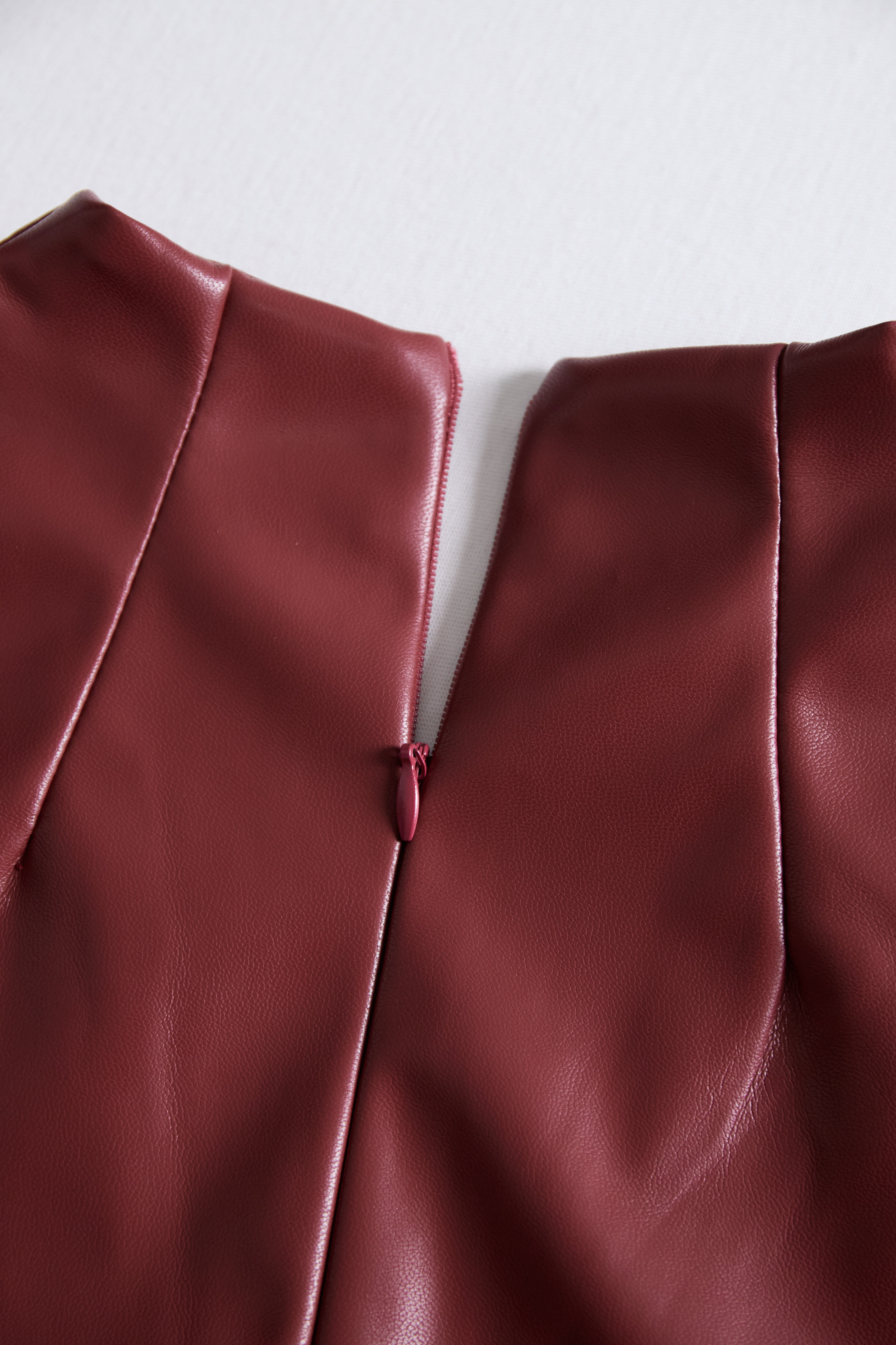 Robe moulante sophistiquée en similicuir noir