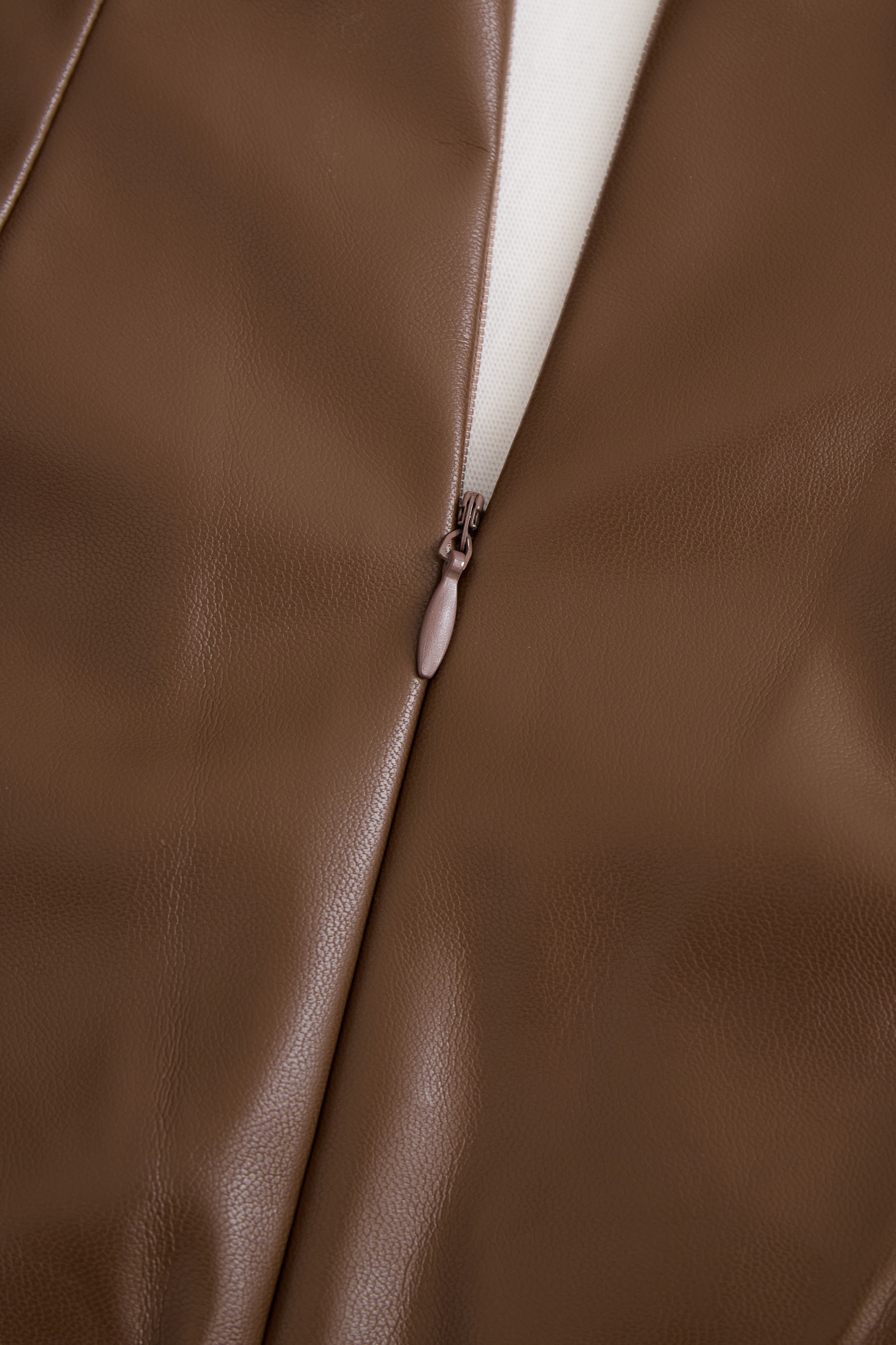 Robe moulante sophistiquée en similicuir noir