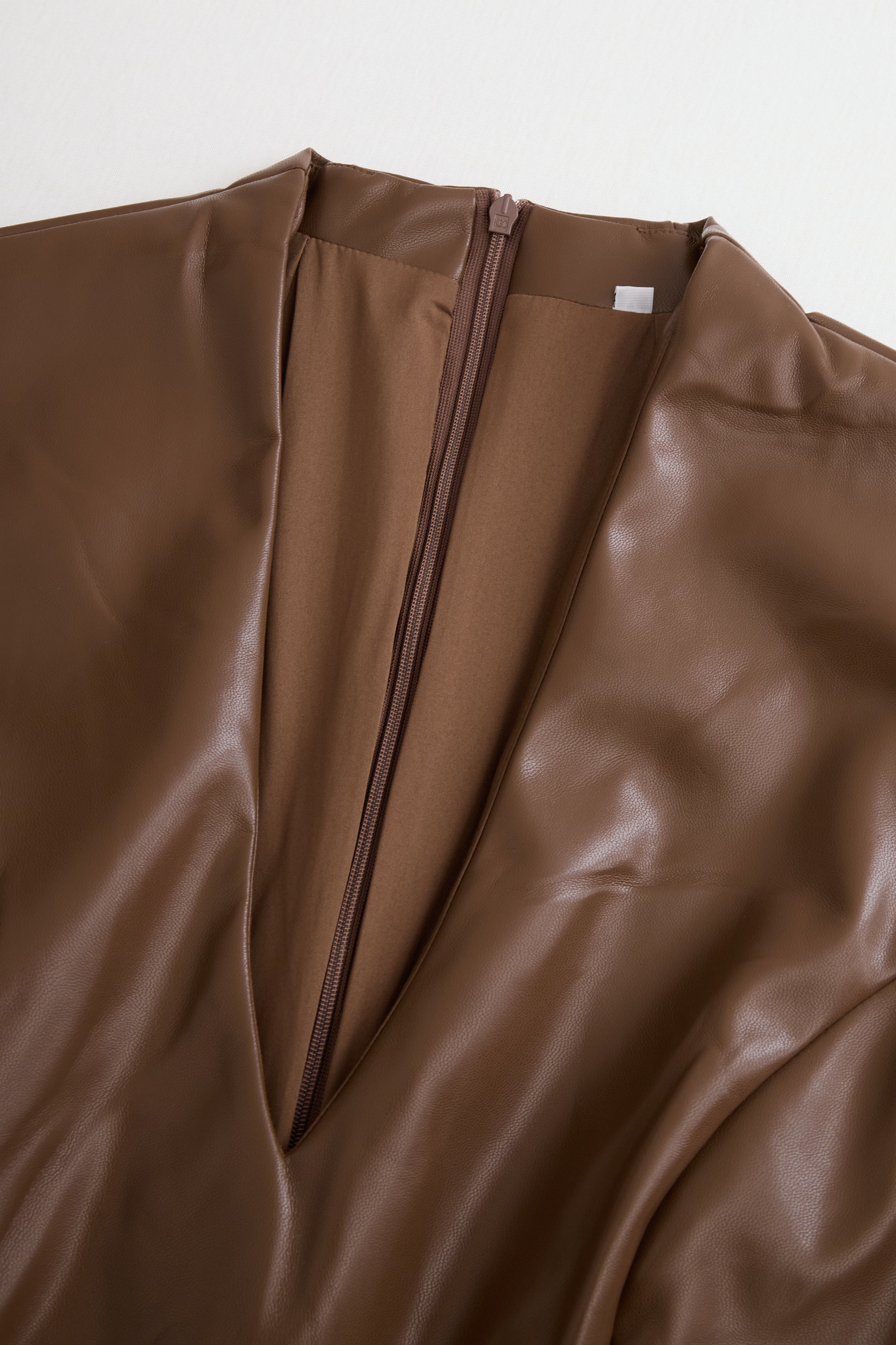 Robe moulante sophistiquée en similicuir noir