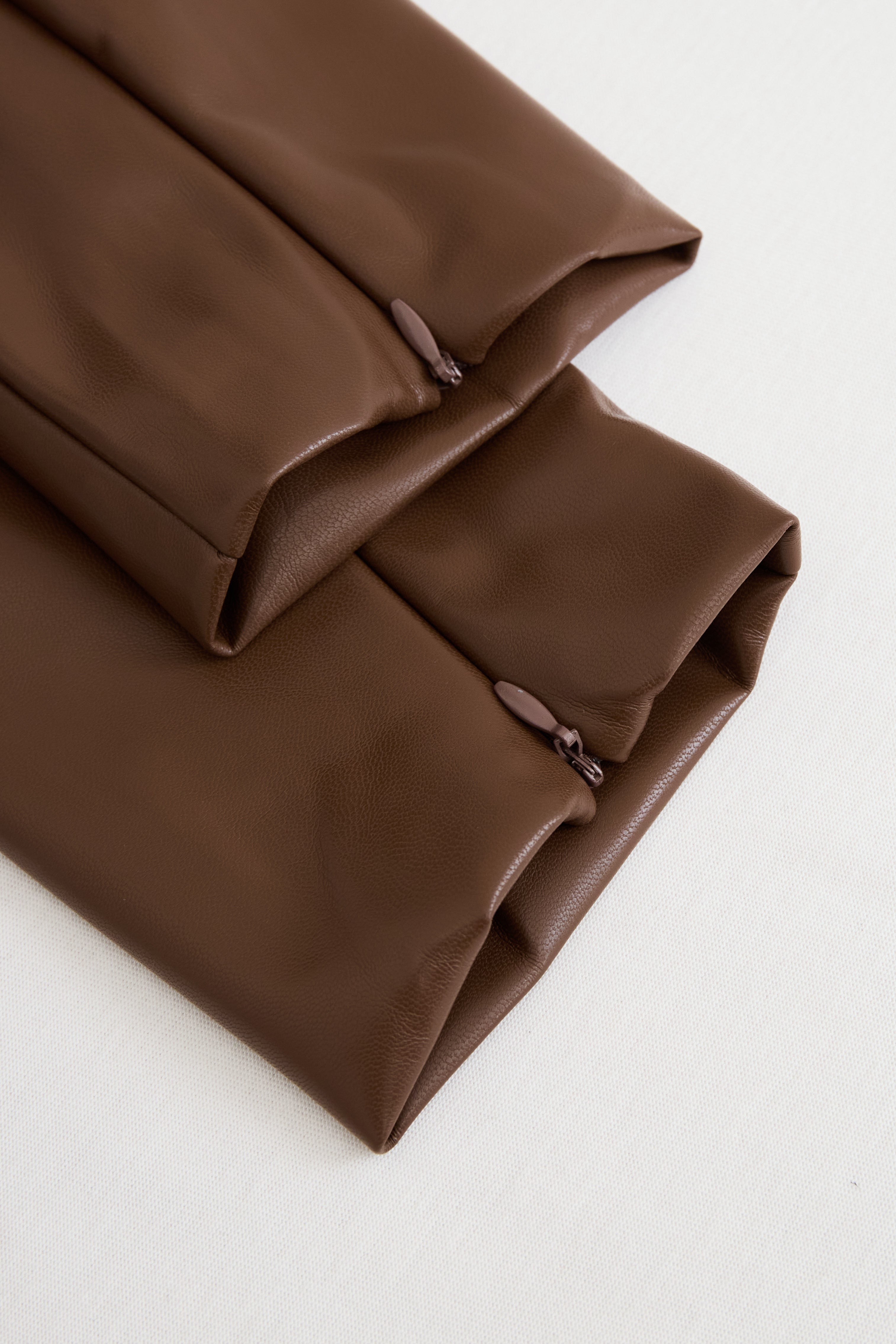 Robe moulante sophistiquée en similicuir noir