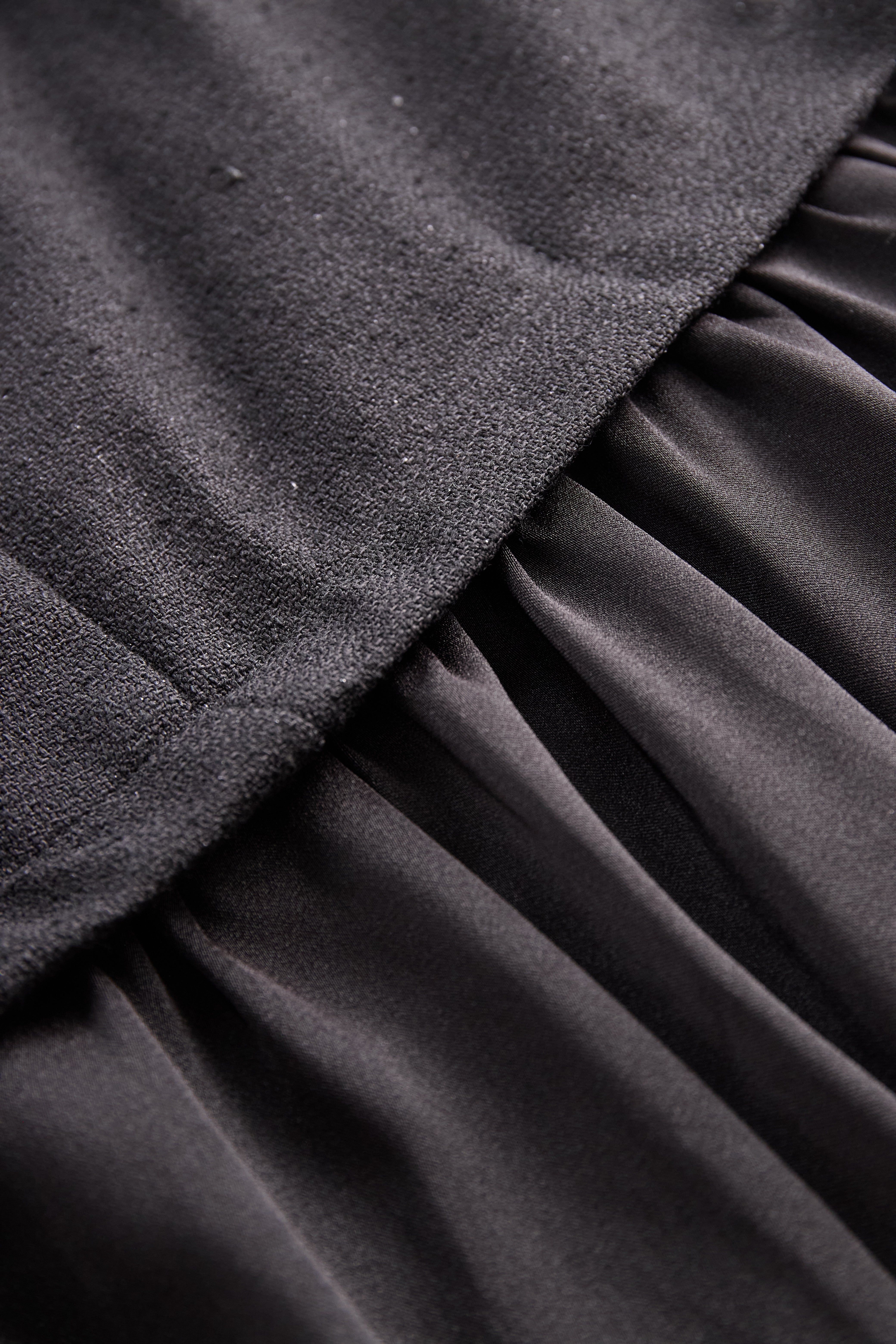 Ensemble deux pièces avec gilet à boutons perles et jupe longue