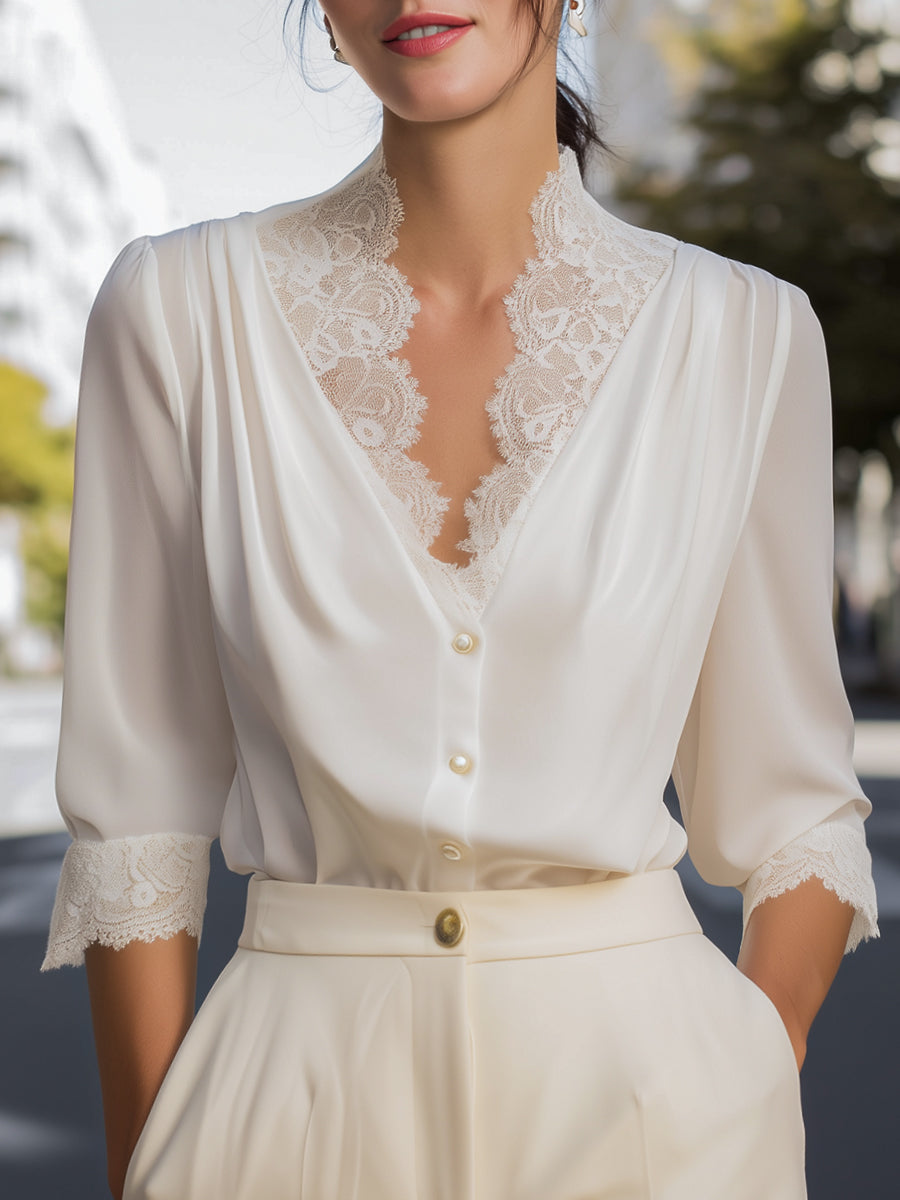 Blouse en chiffon à col en V avec dentelle et fermeture boutonnée