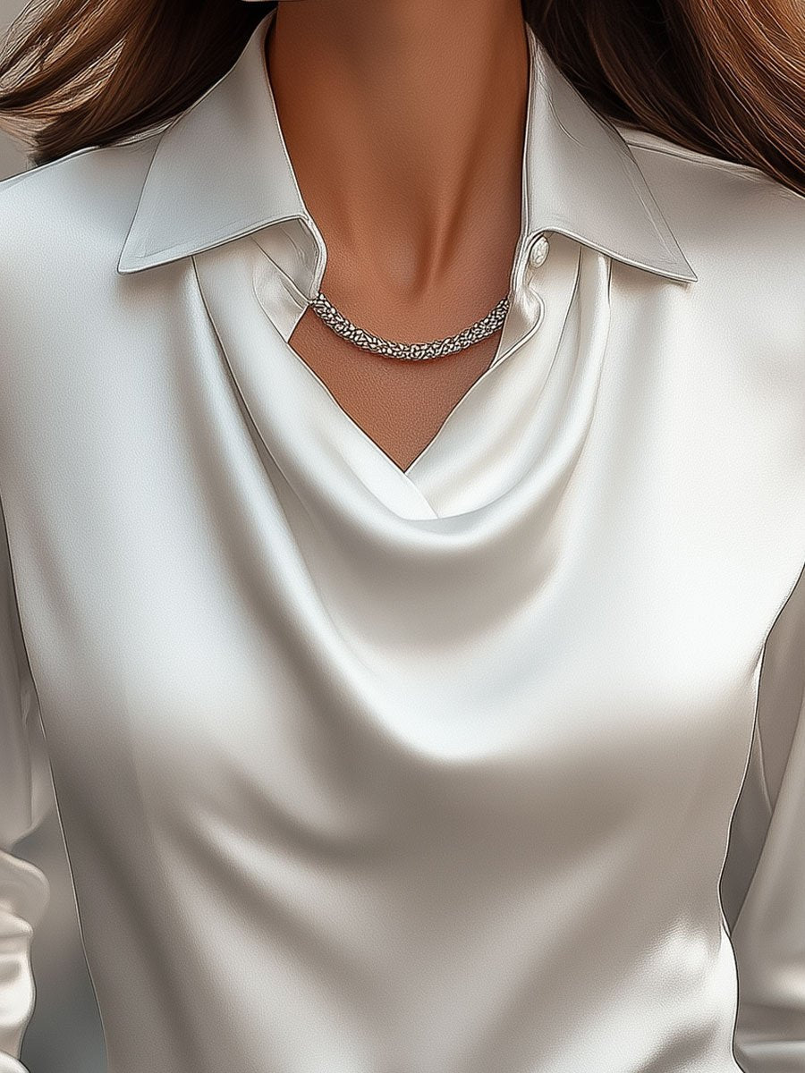 Blouse élégante en satin blanc avec encolure drapée