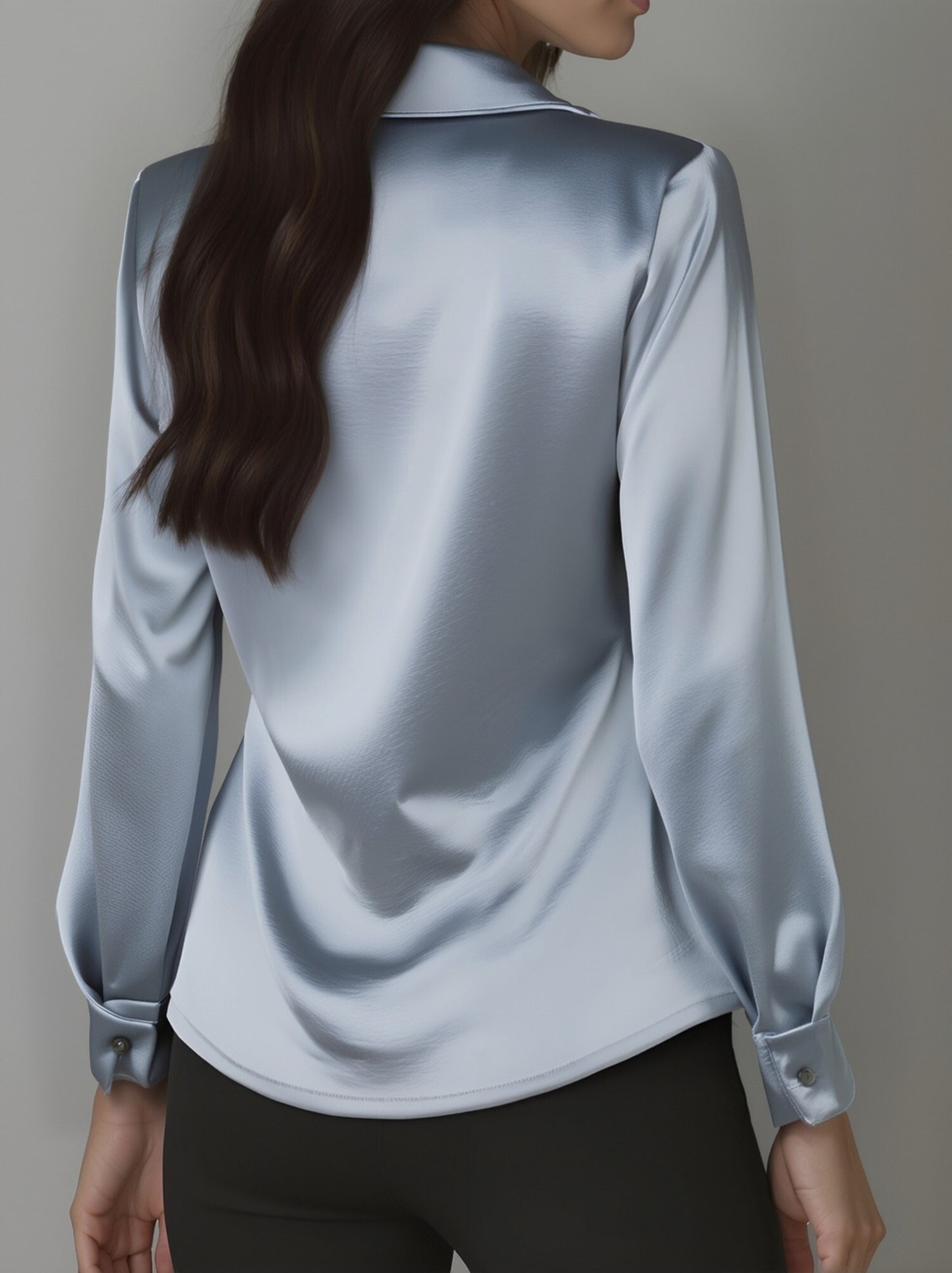 Blouse élégante en satin blanc avec encolure drapée